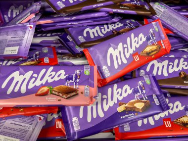 Berlin, Almanya - 22 Ocak 2025: Süpermarket rafındaki çikolatalara bakın.