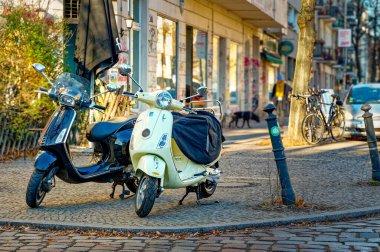 Berlin, Almanya - 19 Ocak 2025 Berlin 'de bir kaldırımda park etmiş iki motosikletlinin görüntüsü.