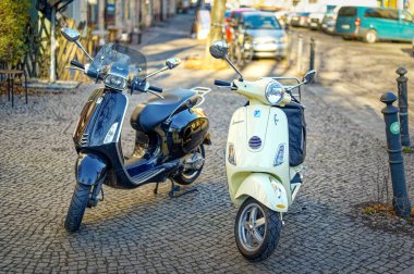 Berlin, Almanya - 19 Ocak 2025 Berlin 'de bir kaldırımda park etmiş iki motosikletlinin görüntüsü.