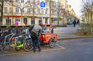 Berlin, Almanya - 19 Ocak 2025: Berlin 'in bir yerleşim bölgesinde ücretsiz olarak kargo bisikleti. 
