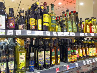 Berlin, Almanya - 19 Aralık 2024: Süpermarkette çeşitli sirke şişeleriyle raflar. 