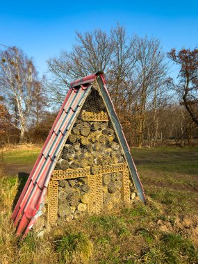 Birçok türe geri çekilme imkanı sunmak için farklı malzemelerden yapılmış bir böcek oteline bakın.