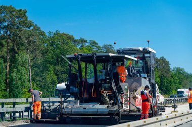 A10 otoyolu, Almanya - 13 Mayıs 2024: Ön camdan bir otoyol şantiyesine bakın.