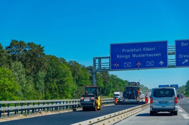 A10 otoyolu, Almanya - 13 Mayıs 2024: Ön camdan bir otoyol şantiyesine bakın.