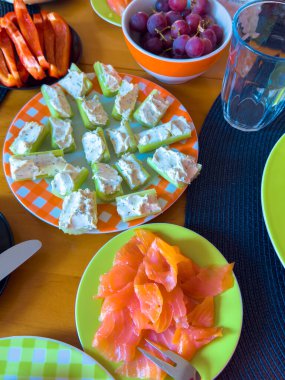 Çeşitli yiyeceklerle dolu gerçek bir kahvaltı masasının en üst görüntüsü..