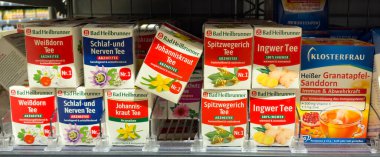Berlin, Almanya - 1 Mart 2025: Bir rafta alternatif tedavi için çeşitli tıbbi çaylar.