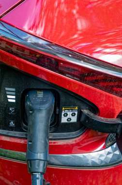 Berlin, Almanya - 23 Nisan 2024: Elektrikli bir arabanın şarj aletine bakın.