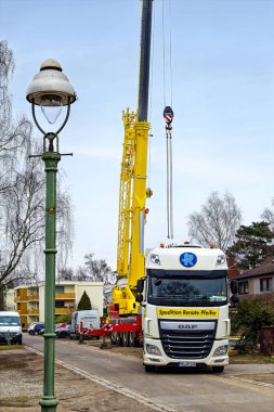Berlin, Almanya - 16 Mart 2018: Bir vinç bir kamyondan ağır bir yük taşıyor.