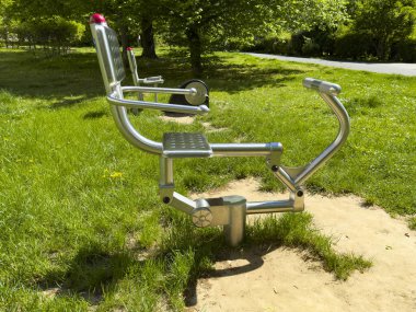 Halk parkındaki herkes tarafından kullanılabilen ve öncelikle yaşlı insanlar için tasarlanmış spor aletleri..