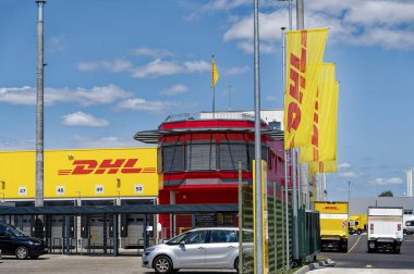Berlin, Almanya - 20 Haziran 2025: Berlin, Almanya 'daki ulaştırma şirketi DHL' nin lojistik merkezi.