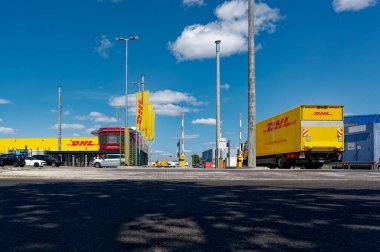 Berlin, Almanya - 20 Haziran 2025: Berlin, Almanya 'daki ulaştırma şirketi DHL' nin lojistik merkezi.