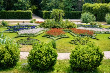 Potsdam, Almanya - 4 Temmuz 2025: 18. yüzyıl Sanssouci Sarayı 'ndan parkın bir kısmına bakın.