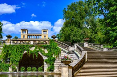 Potsdam, Almanya - 4 Temmuz 2025: 18. yüzyıl Sanssouci Sarayı 'ndan parkın bir kısmına bakın.
