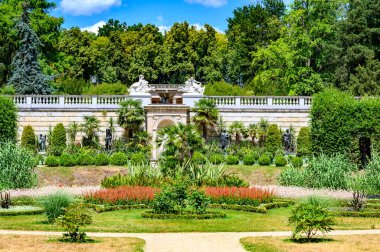 Potsdam, Almanya - 4 Temmuz 2025: 18. yüzyıl Sanssouci Sarayı 'ndan parkın bir kısmına bakın.