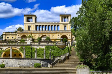 Potsdam, Almanya - 4 Temmuz 2025: 18. yüzyıl Sanssouci Sarayı 'ndan parkın bir kısmına bakın.