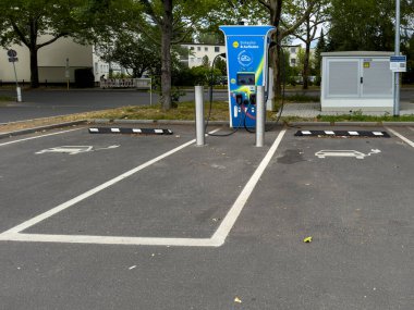 Berlin, Almanya - 11 Temmuz 2025: İndirimli bir marketin otoparkındaki elektrikli araçlar için şarj istasyonu.
