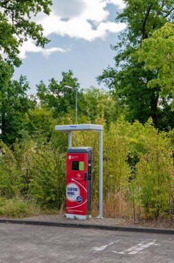 Potsdam, Almanya - 4 Temmuz 2025: Tarihi Sanssouci şatosu yakınlarındaki elektrikli araçlar için şarj istasyonu. 