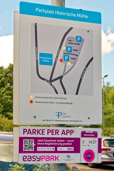Potsdam, Almanya - 4 Temmuz 2025: Uygulama yoluyla ödemeyi bildiren bir otoparkta bilgi işareti.