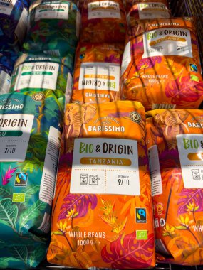 Berlin, Almanya - 27 Kasım 2024: Süpermarkette kahve paketleriyle dolu bir rafa bakın.