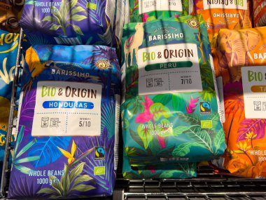 Berlin, Almanya - 27 Kasım 2024: Süpermarkette kahve paketleriyle dolu bir rafa bakın.