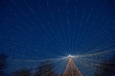 Kış mevsiminin ortasında mavi saatte Noel kemeri