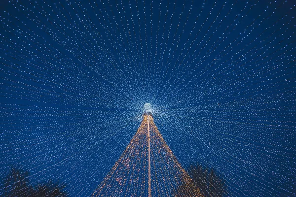 Χριστουγεννιάτικη Αψίδα Στη Μπλε Ώρα Στη Μέση Της Χειμερινής Περιόδου — Φωτογραφία Αρχείου