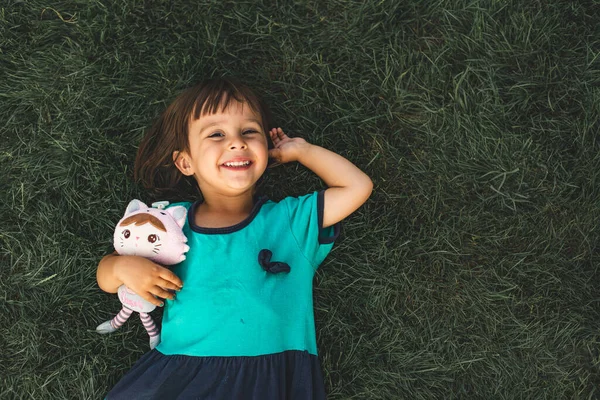 Маленькая Девочка Лежит Траве — стоковое фото
