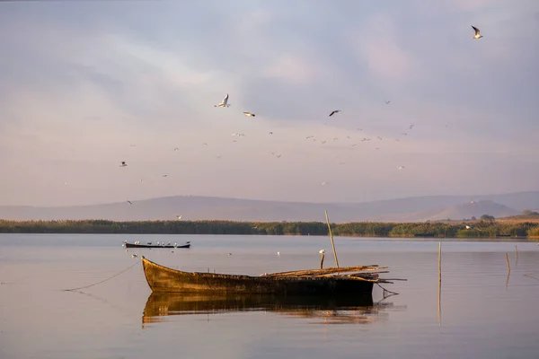 Старая Деревянная Лодка Озере Рассвете — стоковое фото