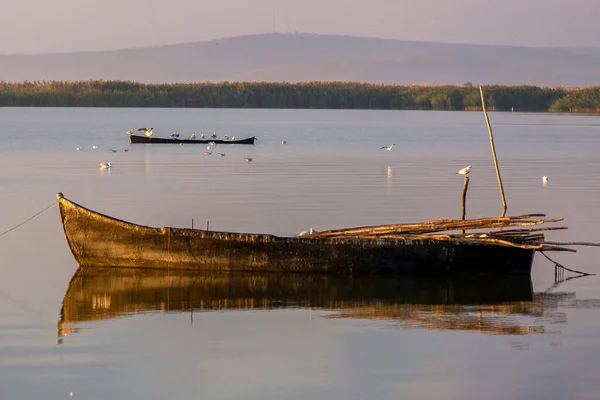 Старая Деревянная Лодка Озере Рассвете — стоковое фото