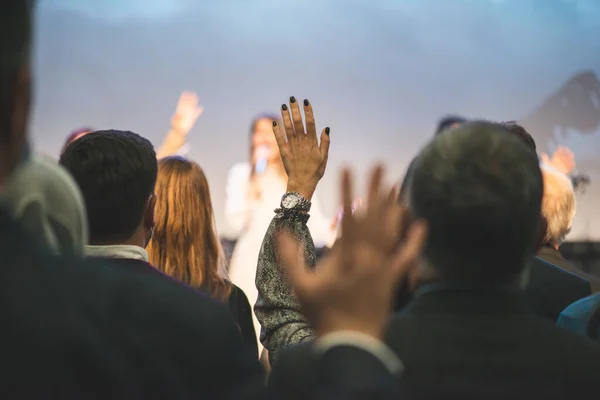 Kilise Ayininde Tanrı Şükreden Insanların Elleri Havada — Stok fotoğraf