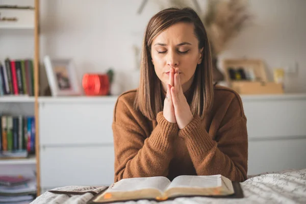 彼女の寝室で祈りと崇拝の神を持つ女性 — ストック写真