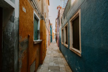 Burano, İtalya - Ekim 2022: Burano 'da teknesi olan kanal önündeki tipik renkli evler