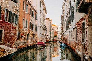 Venedik, İtalya - Ekim 2022: Venedik 'in kanal ve binalarının manzarası