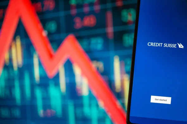 Galati ルーマニア 2023年3月15日 クレジットスイス銀行のロゴ付きスマートフォン 背景のクレジットスイス株式チャート — ストック写真