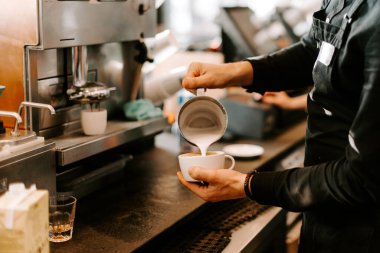 Becerikli bir baristadan Uzman İşlenmiş Süt Kahvesi