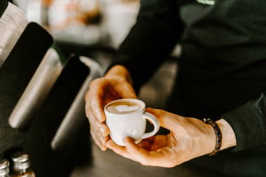 Becerikli bir baristadan Uzman İşlenmiş Süt Kahvesi