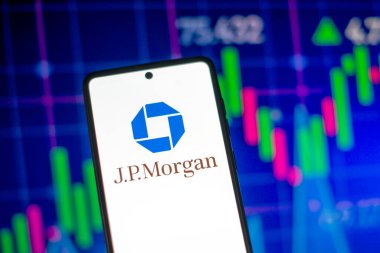 Galati, Romanya - 28 Mart 2023: JP Morgan Bank logosuna sahip akıllı telefon. Arka planda JP Morgan Bankası borsa çizelgesi