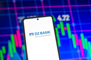 Galati, Romanya - 28 Mart 2023: DZ Bank logolu akıllı telefon. Arkaplanda DZ Bank hisse senedi şeması