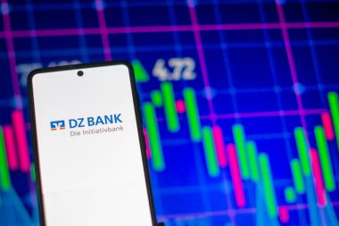 Galati, Romanya - 28 Mart 2023: DZ Bank logolu akıllı telefon. Arkaplanda DZ Bank hisse senedi şeması