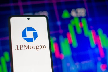 Galati, Romanya - 28 Mart 2023: JP Morgan Bank logosuna sahip akıllı telefon. Arka planda JP Morgan Bankası borsa çizelgesi
