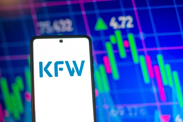 Galati ルーマニア 2023年3月28日 Kfw Bankengruppe Bankのロゴが付いたスマートフォン Kfw Bankengruppe銀行株式チャートの背景 — ストック写真