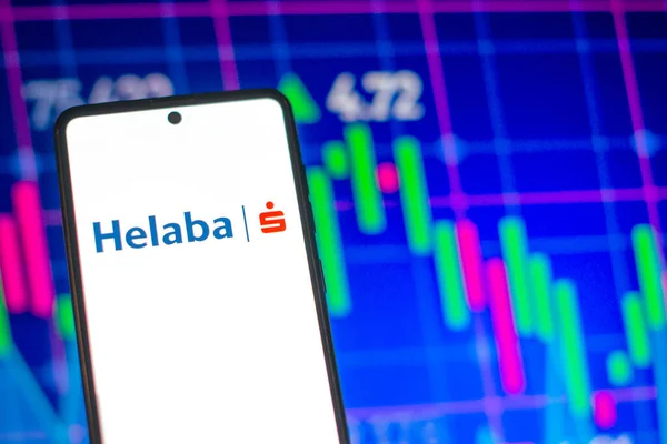 Galati ルーマニア 2023年3月28日 Helaba Bankのロゴ付きスマートフォン 背景にあるHelaba Bankの株式チャート — ストック写真