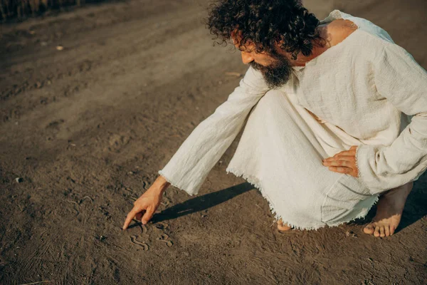 砂の中のイエスの指 — ストック写真