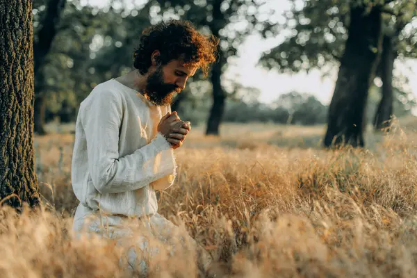Jesus Christ Alone Garden Meditating Praying Jogdíjmentes Stock Fotók
