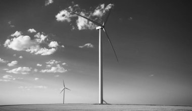 Zamansız Enerji: Kırsal kesimde Siyah ve Beyaz Rüzgar Türbinleri