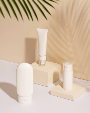 Cilt bakım seti - yüz yıkama, losyon, el kremi, mikiler suyu, bej arka planda serum ambalajı. Güzellik ve kozmetik modelleme