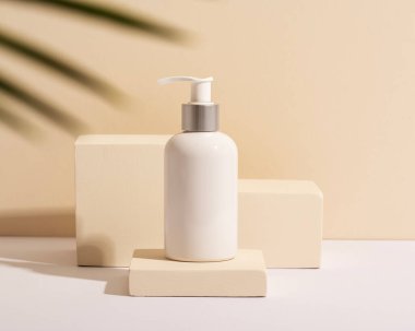 Beyaz ambalajı bej arka plan, podyum ve cilt kozmetikleriyle yıka