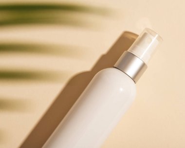 Bej arka plan, podyum, cilt estetiğine karşı tonik sprey boş beyaz ambalaj