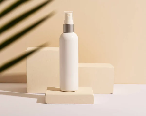 Tonic Spray Blanco Witte Verpakking Tegen Een Beige Achtergrond Podia — Stockfoto