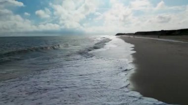 Norfolk 'ta dalgalar sahile vuruyor.